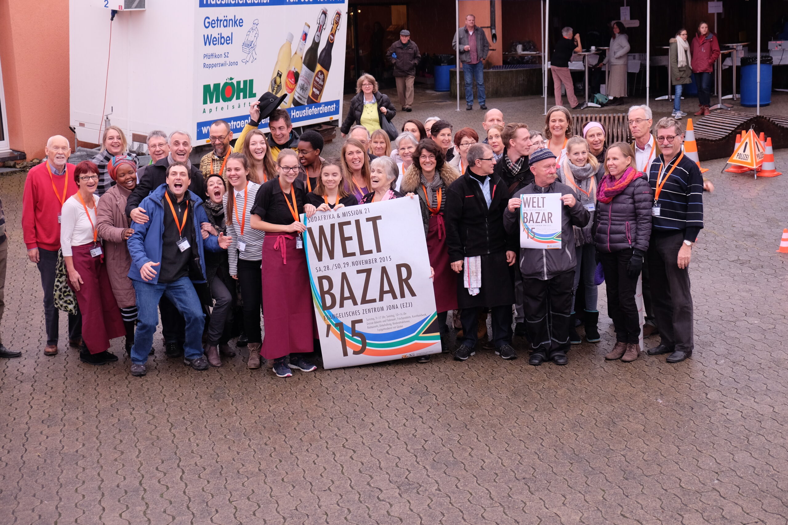 151128_teil_des_bazarteam_das_ueber_200_freiwillige.jpg